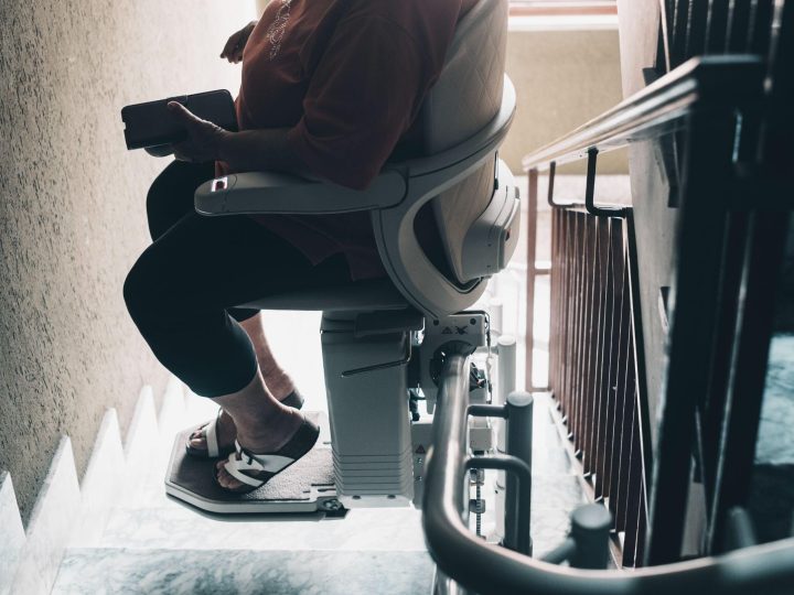 Comment choisir le bon siège d&rsquo;escalier pour les personnes âgées